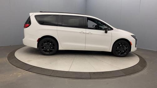 Bright White Clearcoat 2027 Chrysler Pacifica LIMITED