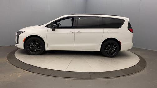 Bright White Clearcoat 2027 Chrysler Pacifica LIMITED