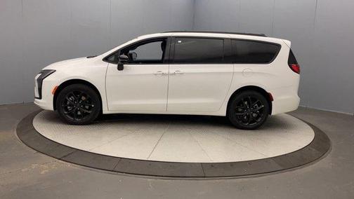 Bright White Clearcoat 2027 Chrysler Pacifica LIMITED