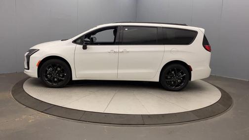Bright White Clearcoat 2027 Chrysler Pacifica LIMITED