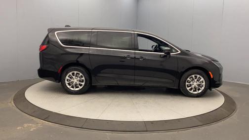 Diamond Black 2027 Chrysler Pacifica SELECT