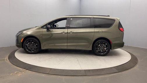 Olive Green Pearlcoat 2027 Chrysler Pacifica LIMITED