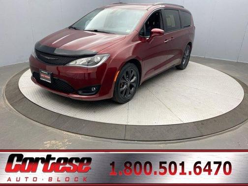 Velvet Red Pearlcoat 2020 Chrysler Pacifica Touring-L