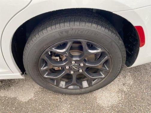 2023 Chrysler 300 Touring L