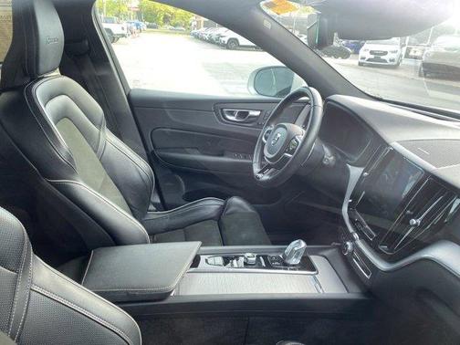2019 Volvo XC60 T8 R-Design