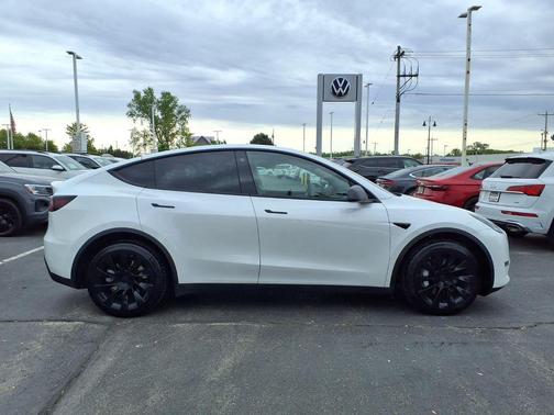 Pearl White Multi-Coat 2023 Tesla Model Y Long Range Dual Motor All-Wheel Drive