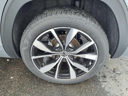 pure gray 2026 Volkswagen Atlas 2.0T SEL Premium R-Line 4MOTION