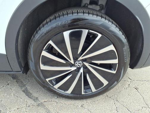 pure white 2025 Volkswagen ID.4 AWD Pro