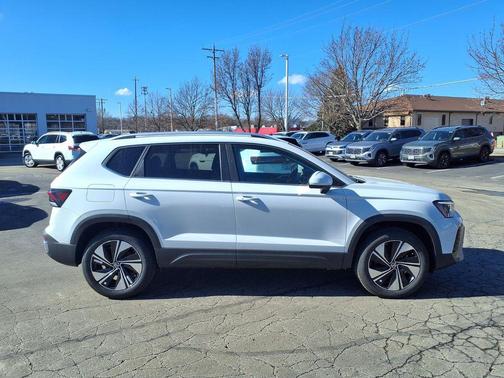 Pure White 2026 Volkswagen Taos SE