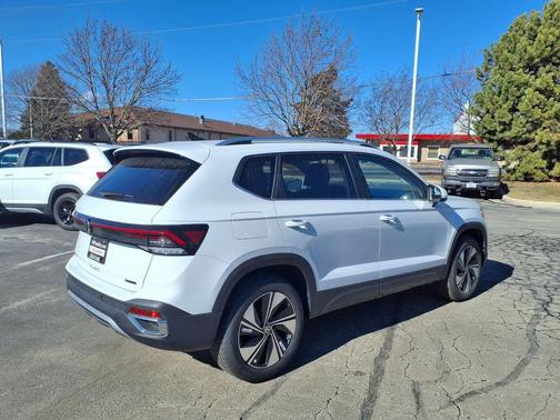 Pure White 2026 Volkswagen Taos SE