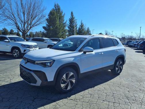 Pure White 2026 Volkswagen Taos SE