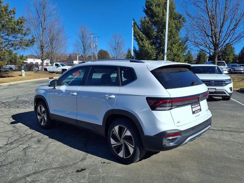 Pure White 2026 Volkswagen Taos SE