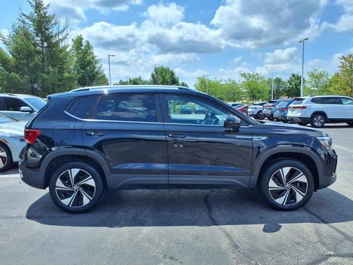 Deep Black Pearl 2023 Volkswagen Taos 1.5T SE