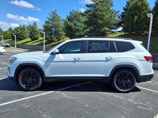 Opal White Pearl 2026 Volkswagen Atlas 2.0T SE w/Technology 4MOTION