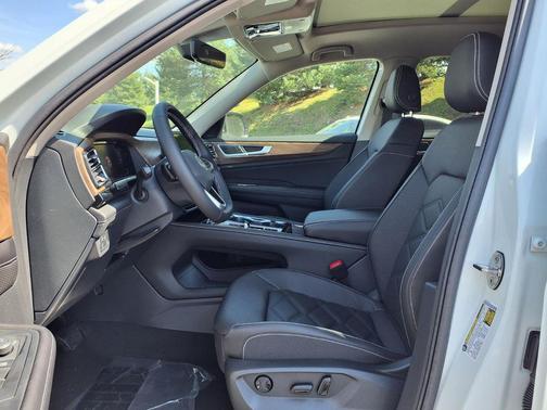 Opal White Pearl 2026 Volkswagen Atlas 2.0T SE w/Technology 4MOTION