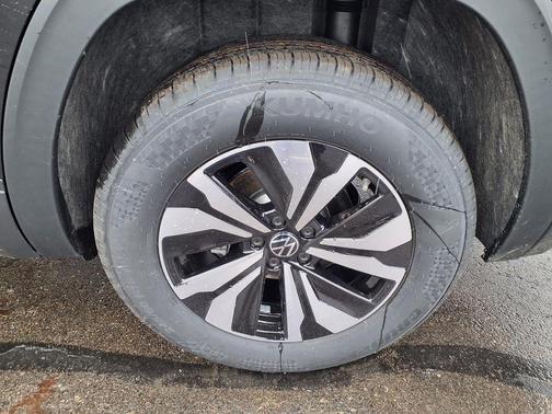 Deep Black Pearl 2026 Volkswagen Atlas 2.0T SE