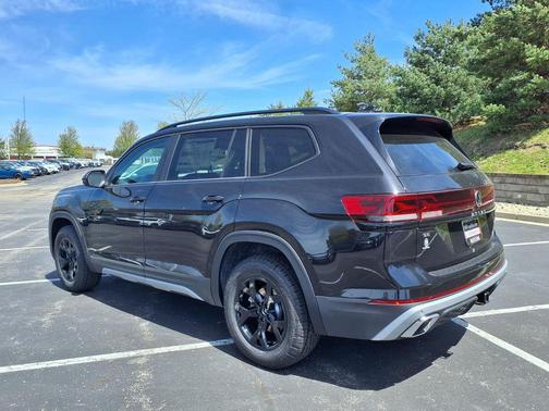 Deep Black 2026 Volkswagen Atlas Peak Edition