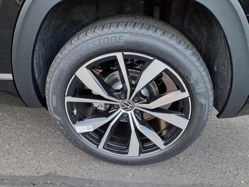deep black pearl 2026 Volkswagen Atlas 2.0T SEL Premium R-Line 4MOTION