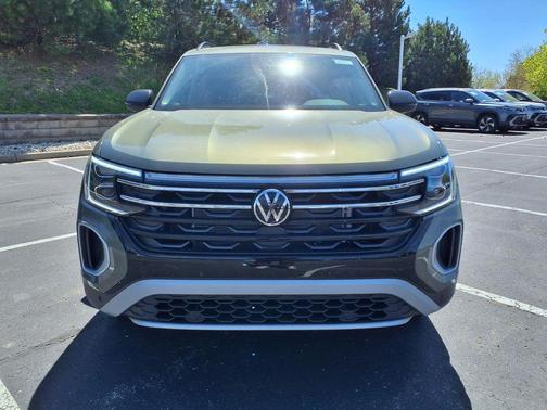 avocado green pearl 2026 Volkswagen Atlas Peak Edition