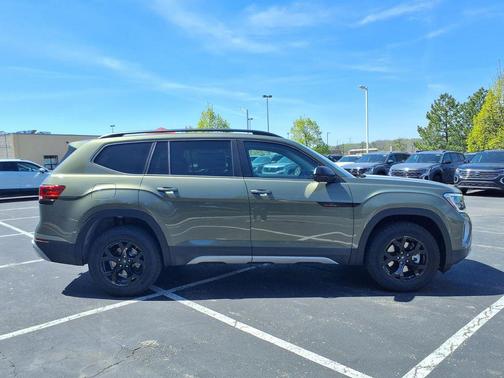 avocado green pearl 2026 Volkswagen Atlas Peak Edition