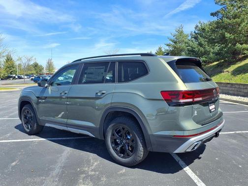 avocado green pearl 2026 Volkswagen Atlas Peak Edition
