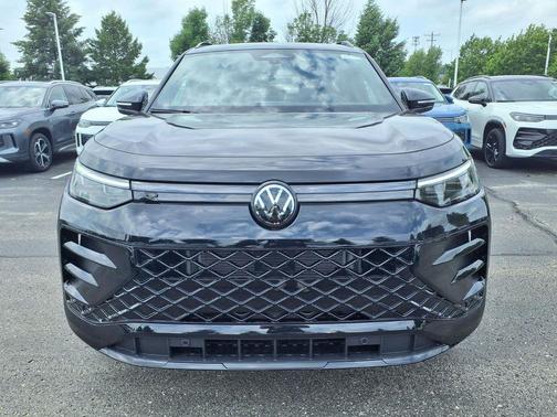 deep black pearl 2026 Volkswagen Tiguan 2.0T SE R-Line Black 4MOTION