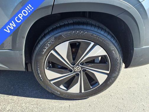 Platinum Gray Metallic 2025 Volkswagen Taos 1.5T SE