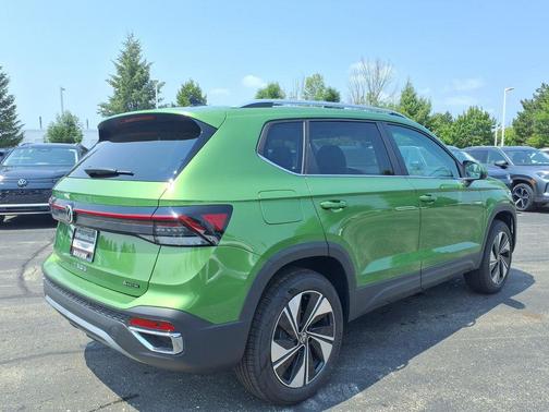 Bright Moss Green Metallic 2026 Volkswagen Taos SE