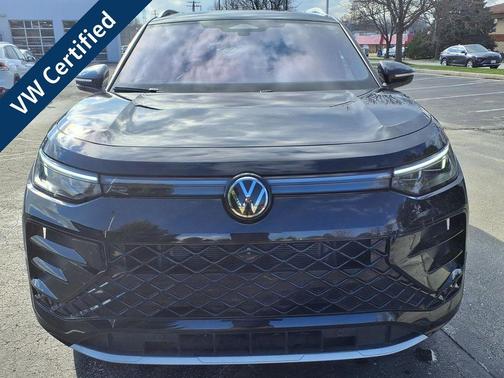Deep Black Pearl 2025 Volkswagen Tiguan 2.0T SEL R-Line 4MOTION
