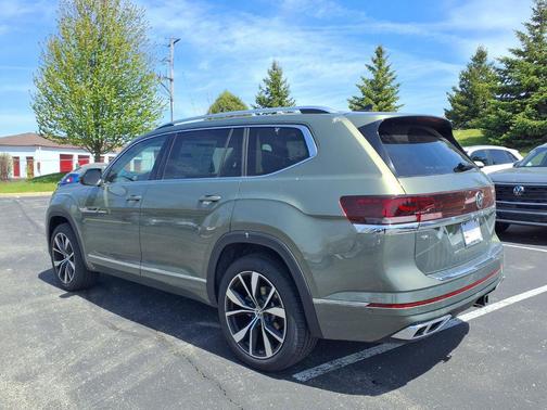 Avocado Green Pearl 2026 Volkswagen Atlas 2.0T SEL Premium R-Line 4MOTION