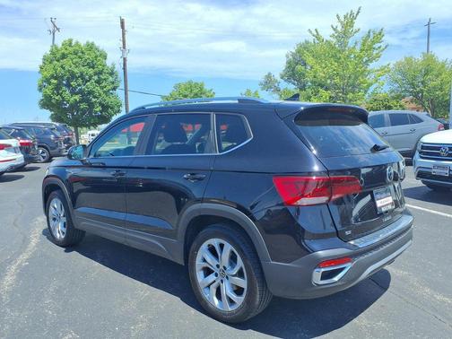 White 2023 Volkswagen Taos 1.5T SE