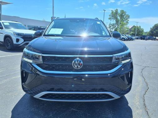 White 2023 Volkswagen Taos 1.5T SE