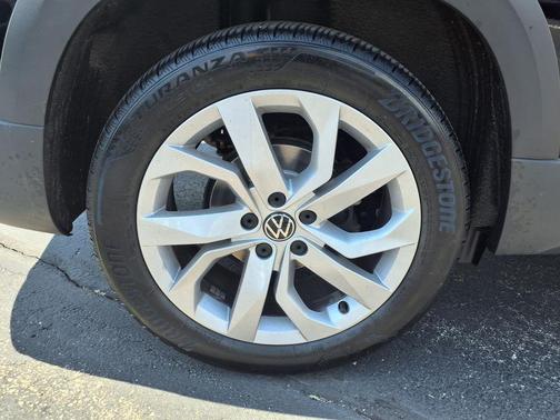 White 2023 Volkswagen Taos 1.5T SE