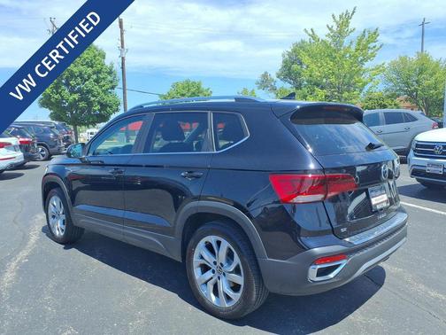 White 2023 Volkswagen Taos 1.5T SE