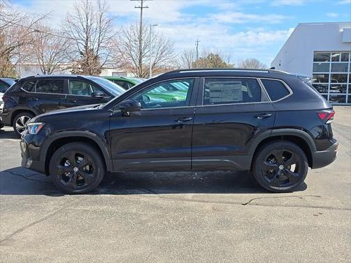 2025 Volkswagen Taos 1.5T SE Black