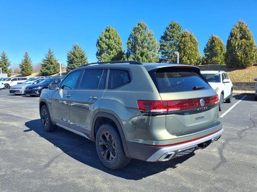 Avocado Green Pearl 2026 Volkswagen Atlas Peak Edition