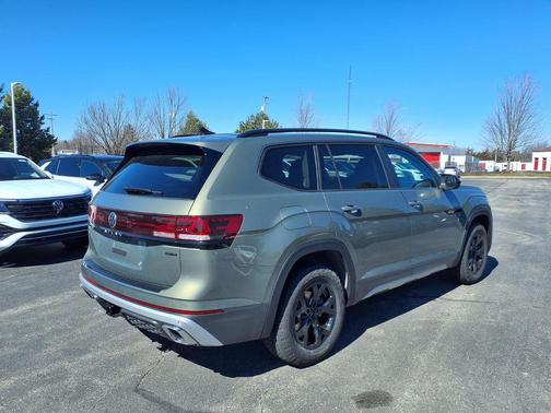 Avocado Green Pearl 2026 Volkswagen Atlas Peak Edition