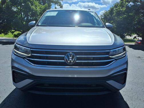 Silver Metallic 2023 Volkswagen Tiguan 2.0T SE