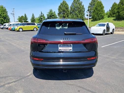 2022 Audi e-tron Premium Plus
