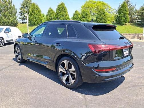 2022 Audi e-tron Premium Plus