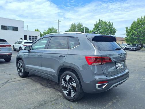 Platinum Gray Metallic 2024 Volkswagen Taos 1.5T SE