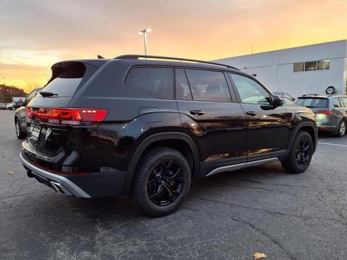 deep black pearl 2026 Volkswagen Atlas 2.0T Peak Edition