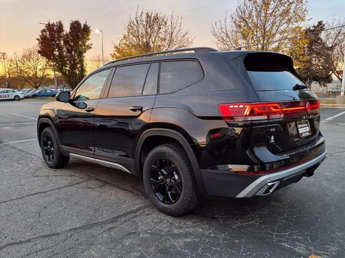deep black pearl 2026 Volkswagen Atlas 2.0T Peak Edition