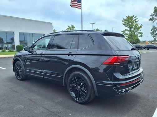Deep Black Pearl 2022 Volkswagen Tiguan 2.0T SE R-Line Black 4MOTION