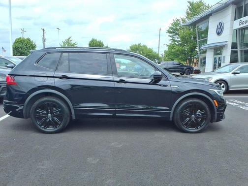 Deep Black Pearl 2022 Volkswagen Tiguan 2.0T SE R-Line Black 4MOTION