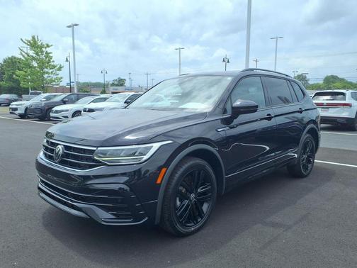 Deep Black Pearl 2022 Volkswagen Tiguan 2.0T SE R-Line Black 4MOTION