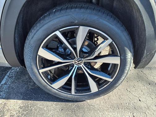 Silver Mist 2026 Volkswagen Atlas 2.0T SEL Premium R-Line 4MOTION