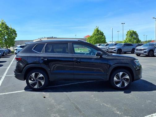 Deep Black 2026 Volkswagen Taos SE