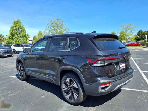 Deep Black 2026 Volkswagen Taos SE