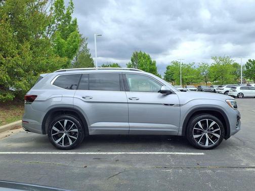 Silver Mist Metallic 2024 Volkswagen Atlas 2.0T SEL Premium R-Line 4MOTION